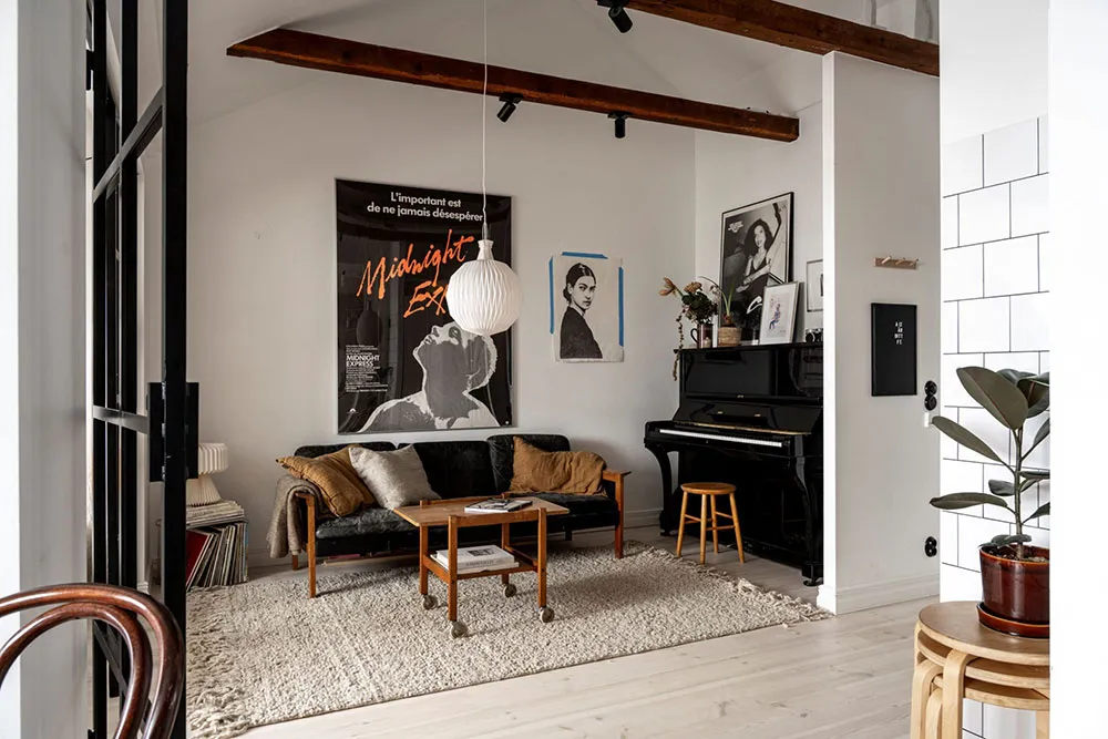Stylowa mieszkania na dachu z belkami i czarnymi akcentami w dekoracji (45 m²) - 3