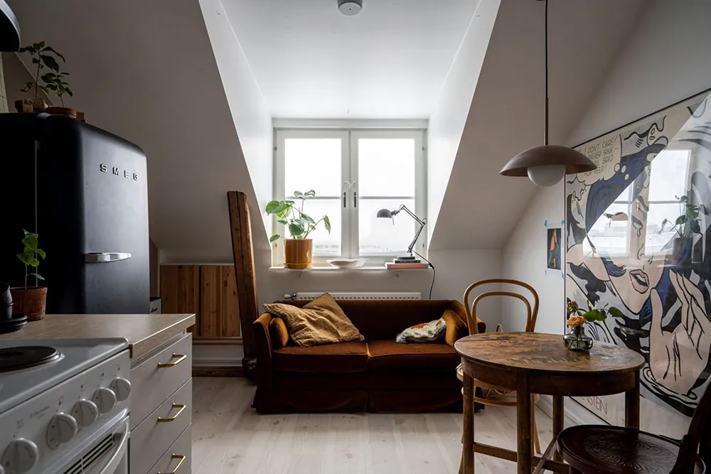 Stylowa mieszkania na dachu z belkami i czarnymi akcentami w dekoracji (45 m²) - 13