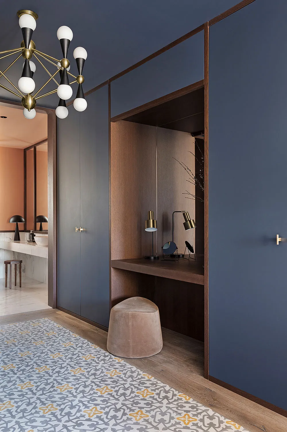 Elegante estilo mid-century en el diseño de un apartamento en Barcelona - Gallery image 17