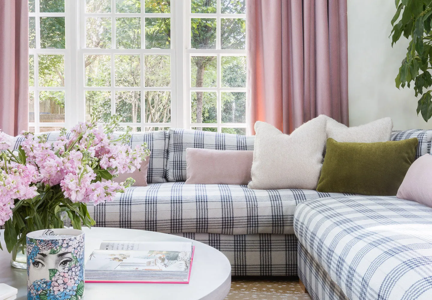 Teintes printanières et motifs géométriques : intérieur agréable au Tennessee - Gallery image 5