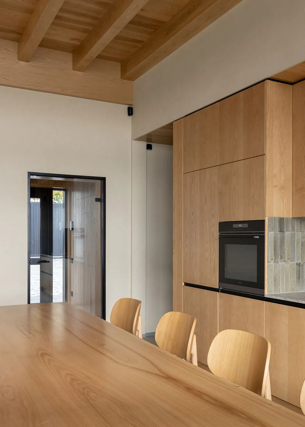 Теплий сучасний інтер'єр біля Дніпра - Gallery image 8