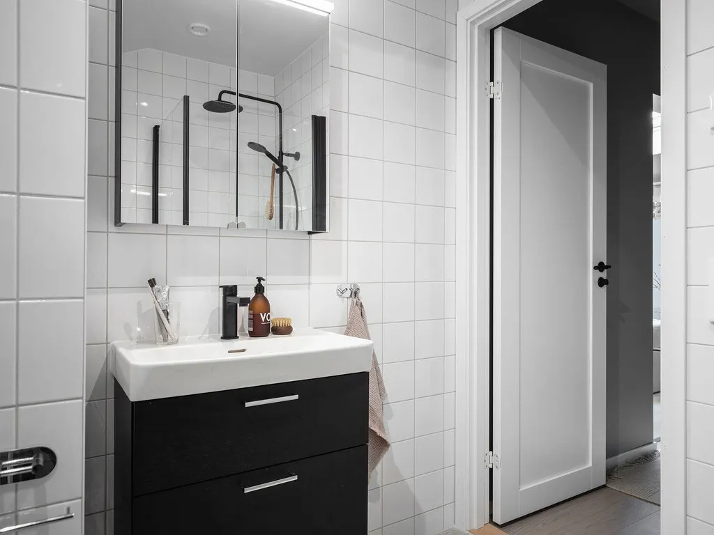 Stylowy czarno-biały интерьер małej mieszkania na dachu (34 m²) - Gallery image 17