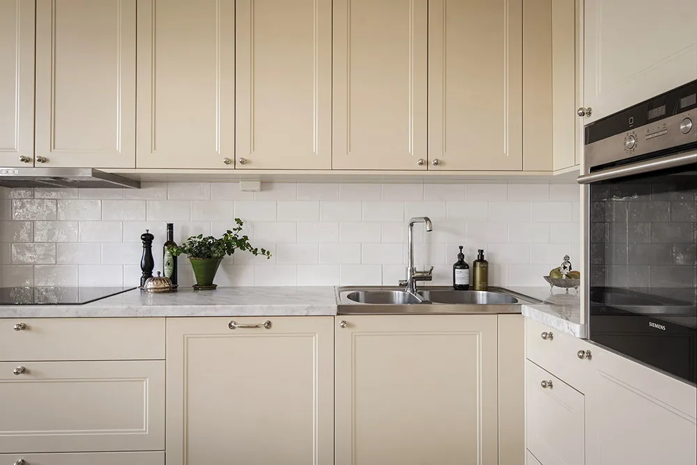 Teintes agréables de jaune dans un appartement scandinave lumineux (66 m²) - Gallery image 8