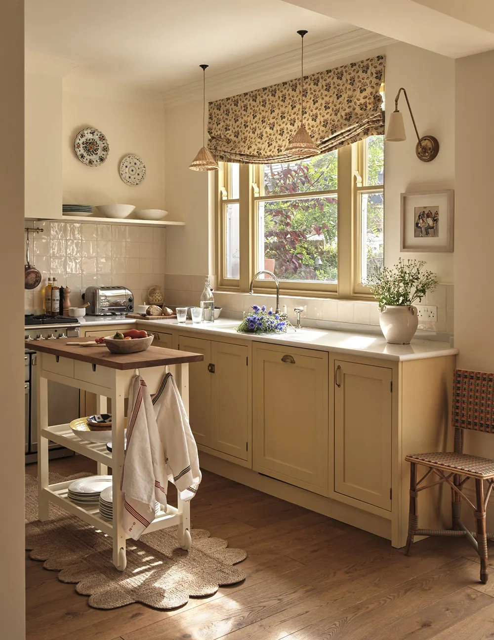 Cozy English Interior for Young Couple in London - Gallery image 2