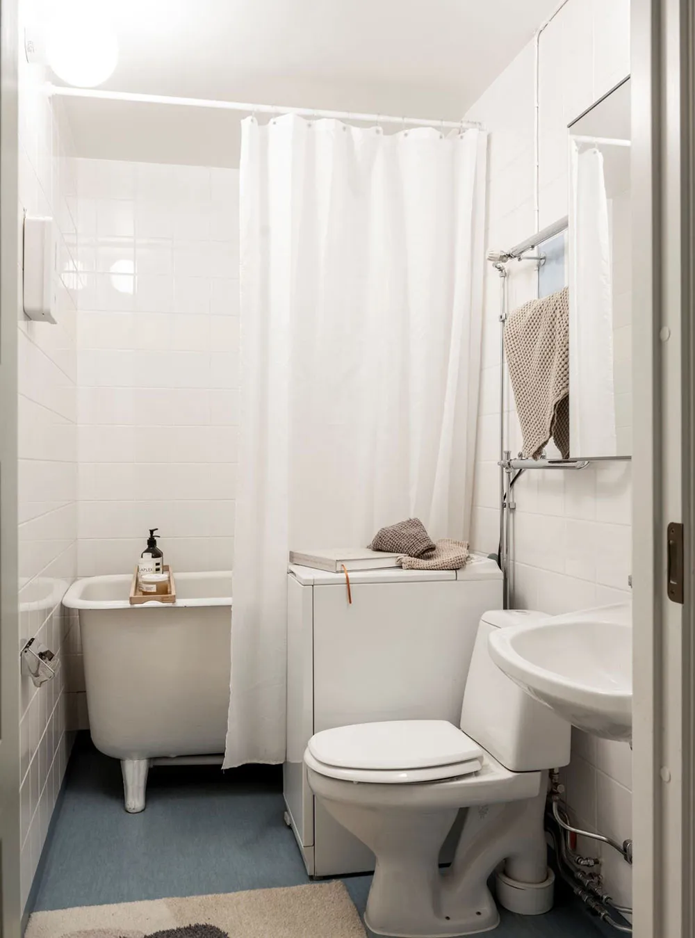 Stylowa mieszkania na dachu z belkami i czarnymi akcentami w dekoracji (45 m²) - 16