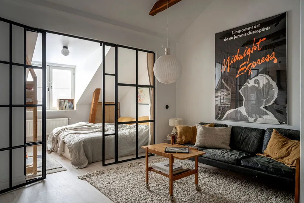 Stylowa mieszkania na dachu z belkami i czarnymi akcentami w dekoracji (45 m²) - 4