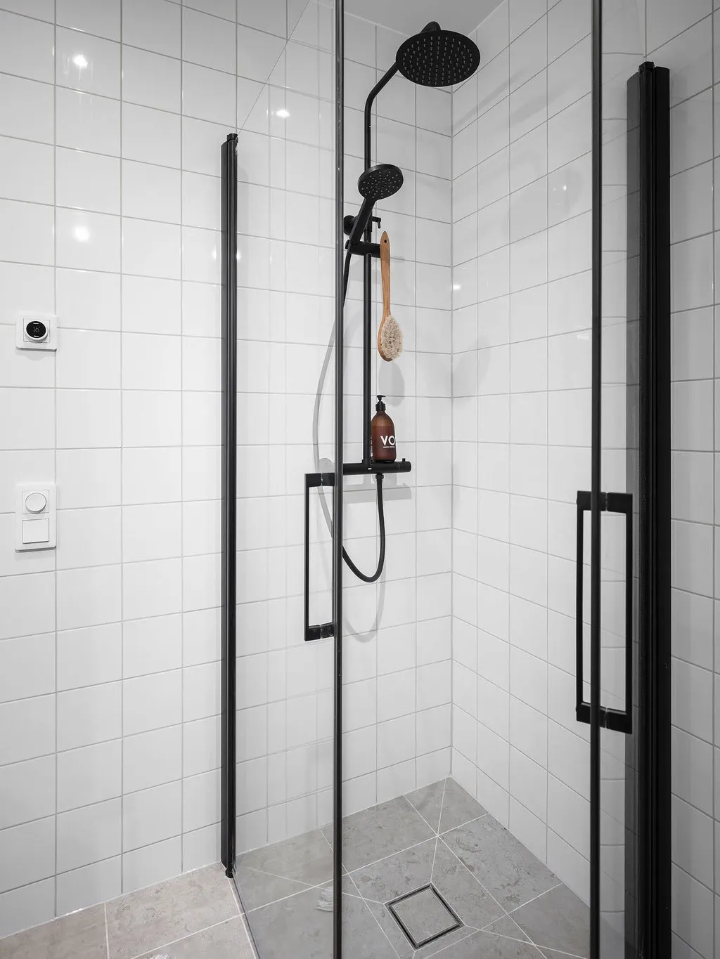 Stylowy czarno-biały интерьер małej mieszkania na dachu (34 m²) - Gallery image 18