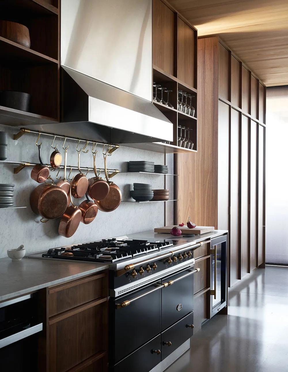 Современный дизайн во всей красоте: стильный и уютный дом с бассейном в Сиэтле - Gallery image 7