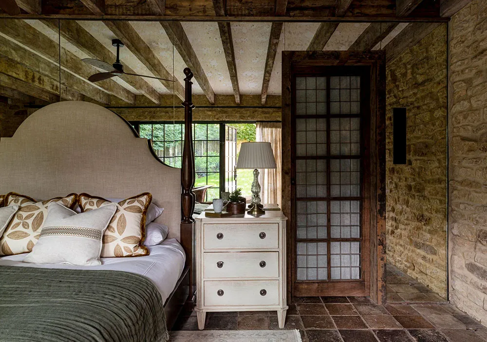 Beauty of Rough Wood and Brick: Cozy Barn in England - Gallery image 11