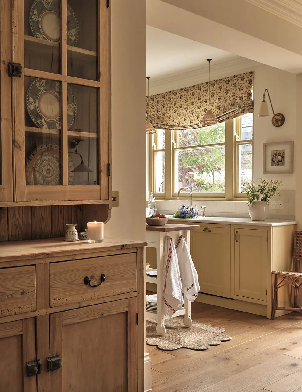 Cozy English Interior for Young Couple in London - Gallery image 1