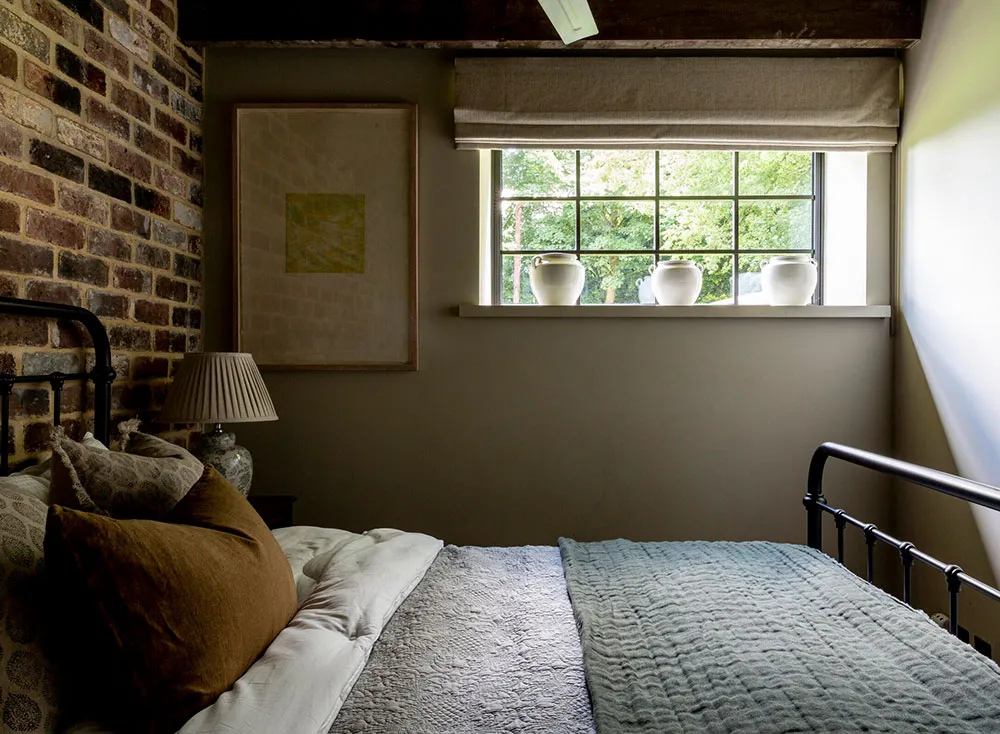 Beauty of Rough Wood and Brick: Cozy Barn in England - Gallery image 18