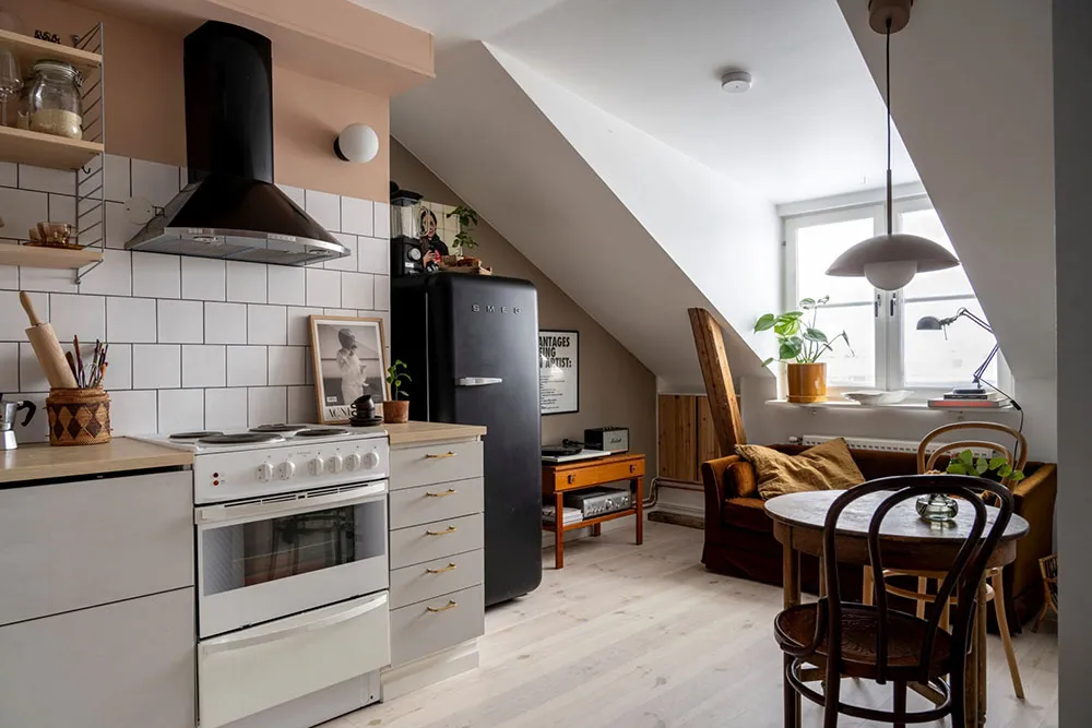 Stylowa mieszkania na dachu z belkami i czarnymi akcentami w dekoracji (45 m²) - 12