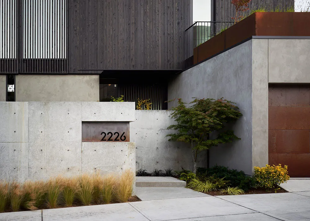 Современный дизайн во всей красоте: стильный и уютный дом с бассейном в Сиэтле - Gallery image 2