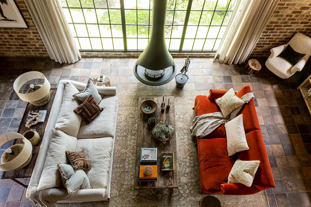 Beauty of Rough Wood and Brick: Cozy Barn in England - Gallery image 4