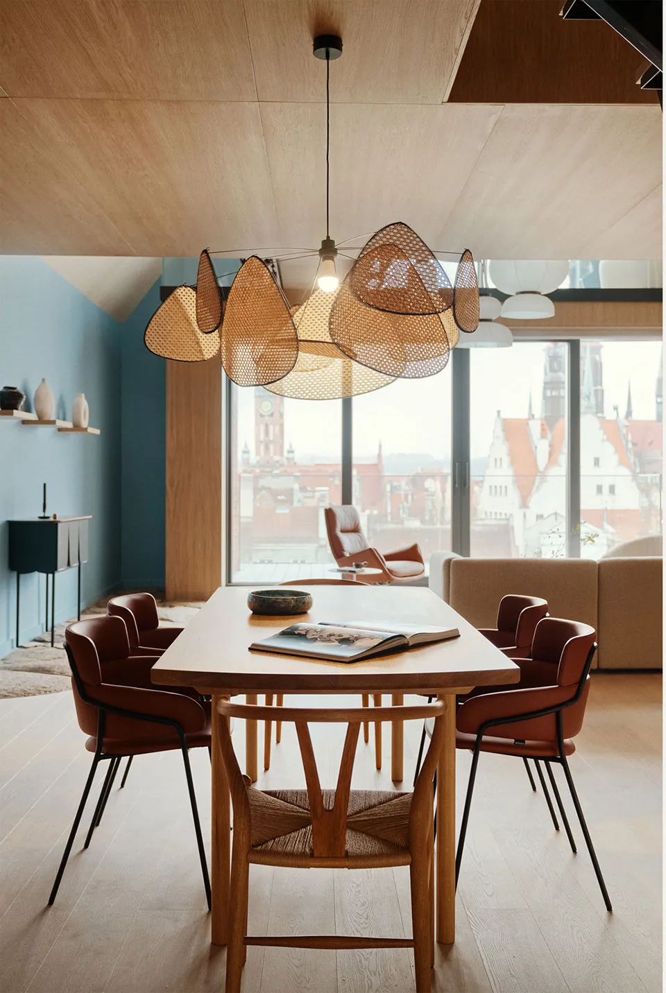 Тёплый современный дизайн с видом на 1000 лет истории: квартира в Гданьске - Gallery image 20