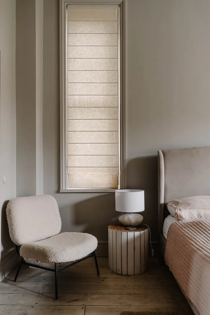 Przyjazne szaro-beżowe wnętrza wiktoriańskiego mieszkania w Anglii - Gallery image 15