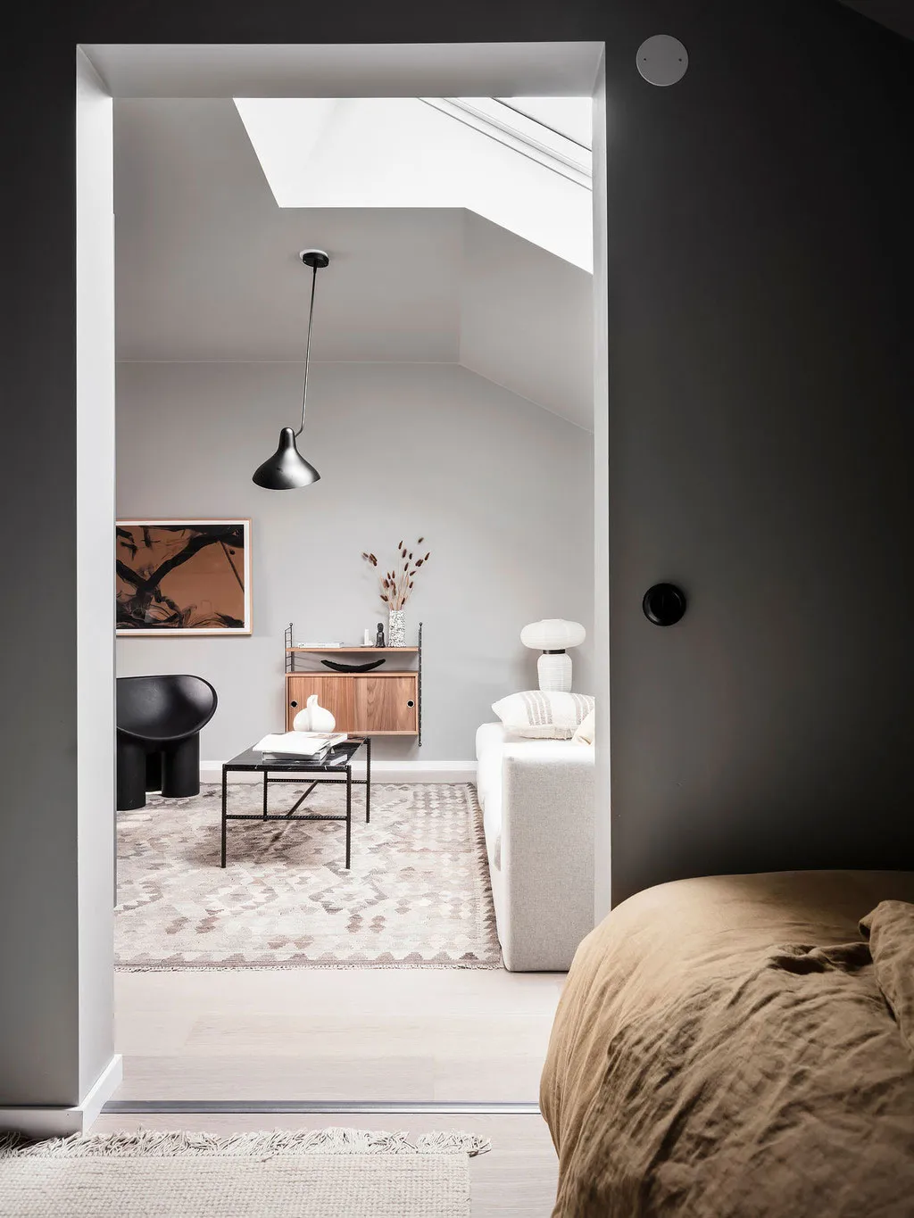 Stylowy czarno-biały интерьер małej mieszkania na dachu (34 m²) - Gallery image 19