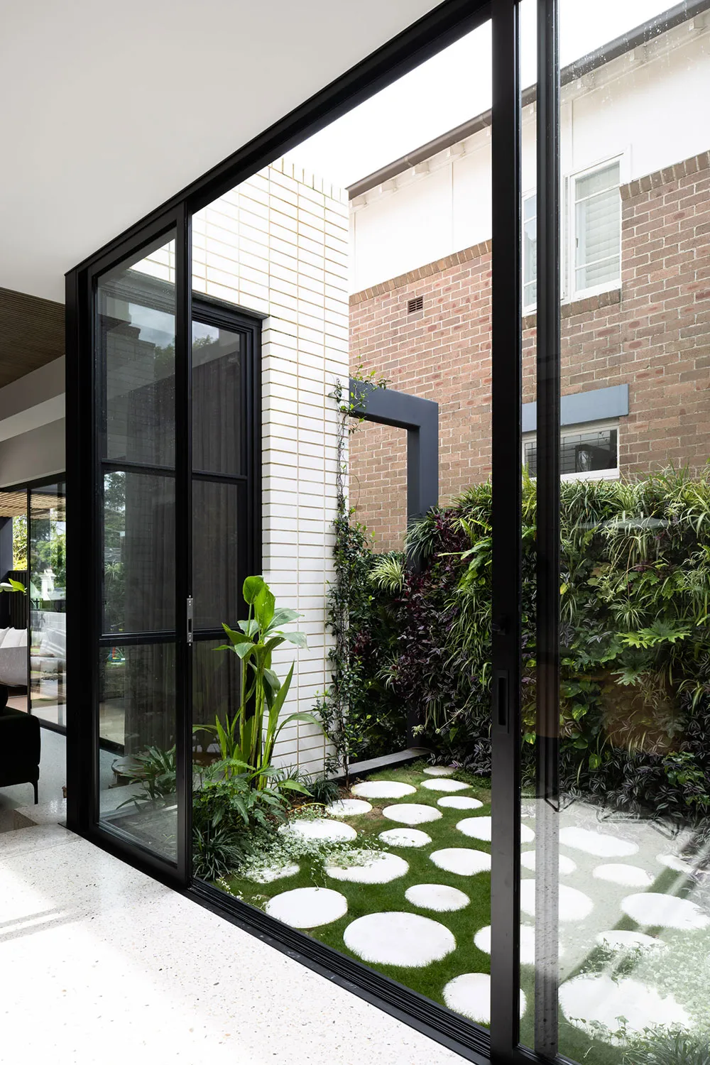 Weißer Backstein und grüne Akzente: Frischer Design-Stil eines Hauses in Sydney - Gallery image 7