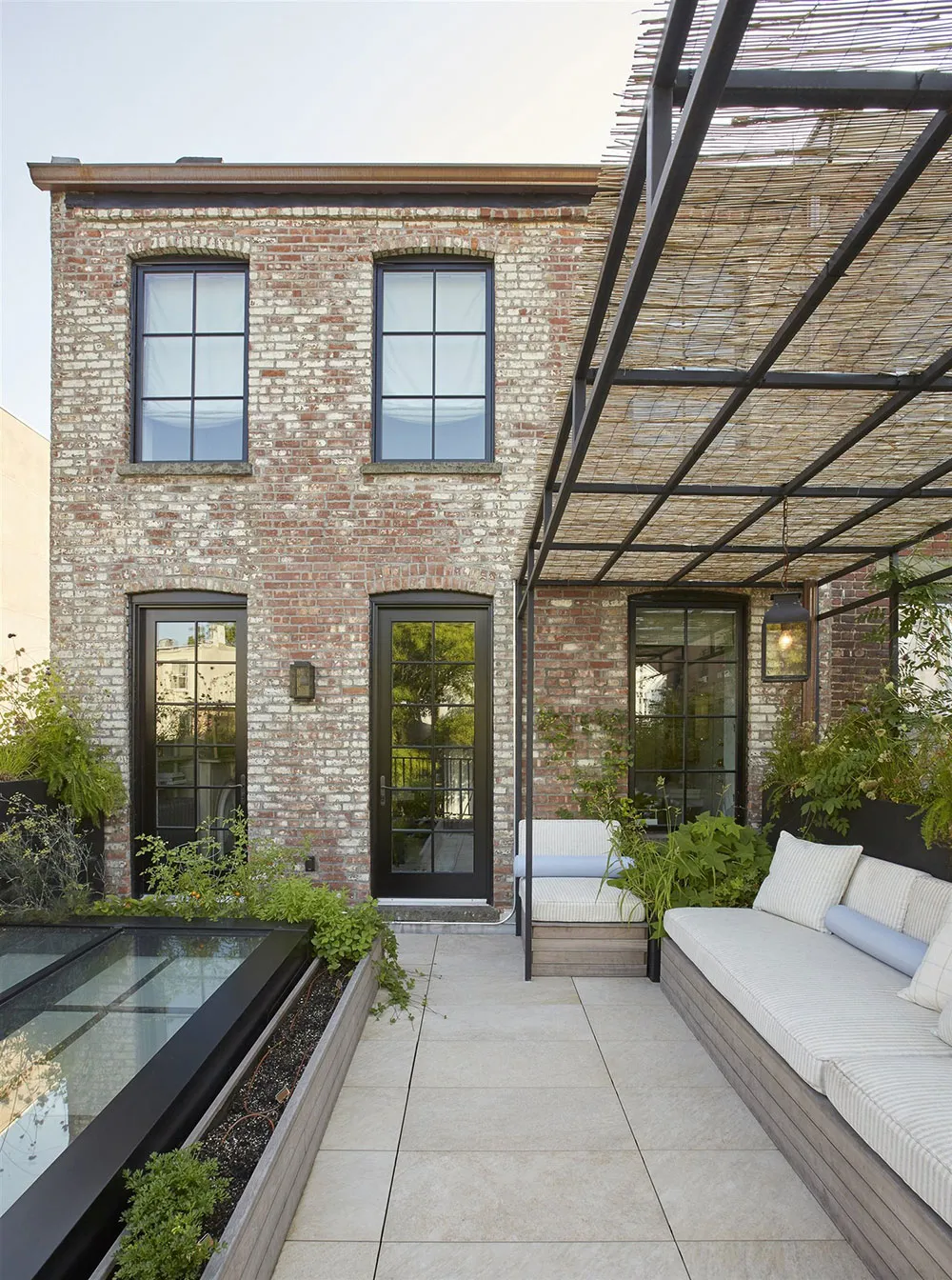 Segundo luz y elegantes ventanas industriales en el diseño de un townhouse en Brooklyn - Gallery image 15