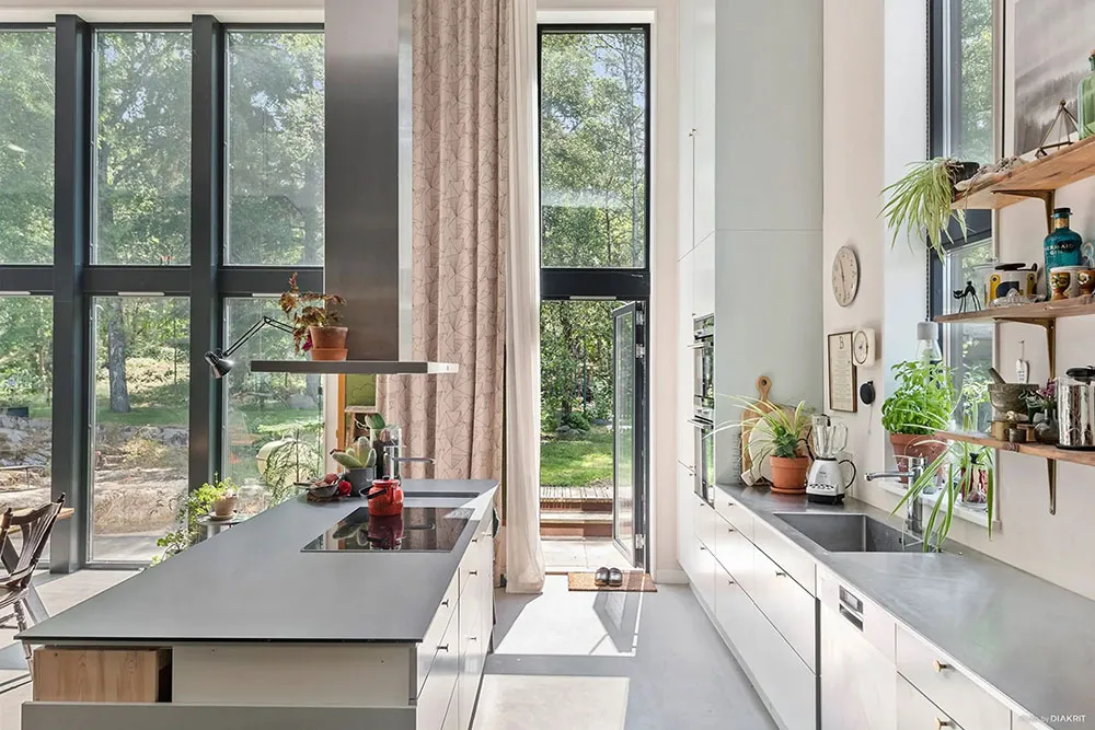 Moderne Hütte mit einflügiger Dachform und geräumiger Wohnzimmer - Gallery image 3