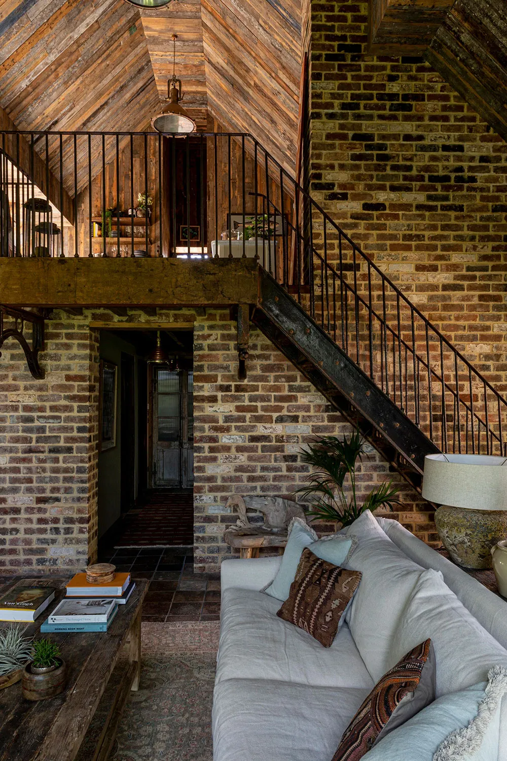 Beauty of Rough Wood and Brick: Cozy Barn in England - Gallery image 6