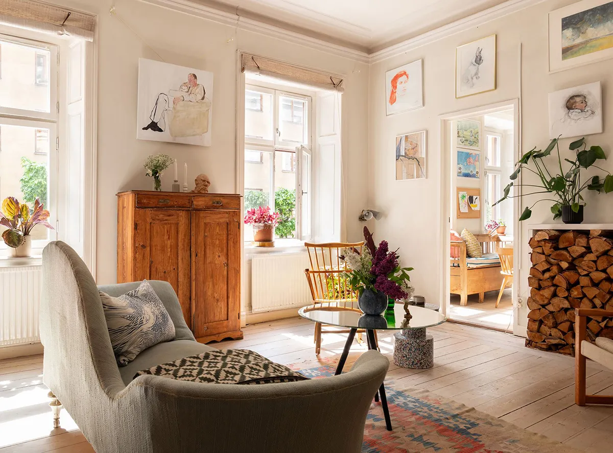 Drewniana piec i meble sztuczne: ciepły mieszkanie w Szwecji (78 m²) - Gallery image 1