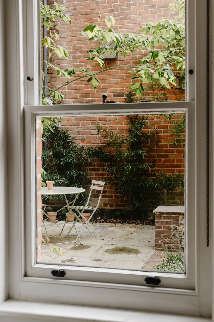 Przyjazne szaro-beżowe wnętrza wiktoriańskiego mieszkania w Anglii - Gallery image 19