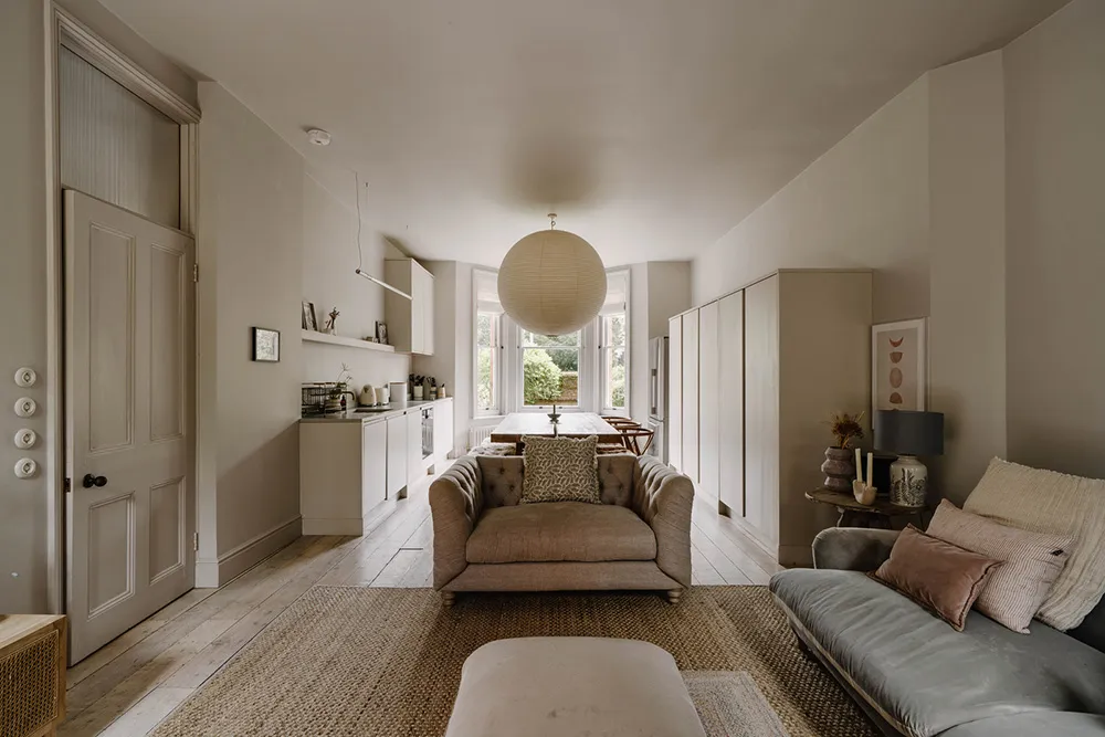 Przyjazne szaro-beżowe wnętrza wiktoriańskiego mieszkania w Anglii - Gallery image 4