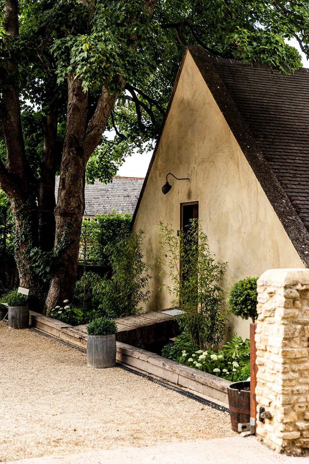 Beauty of Rough Wood and Brick: Cozy Barn in England - Gallery image 1
