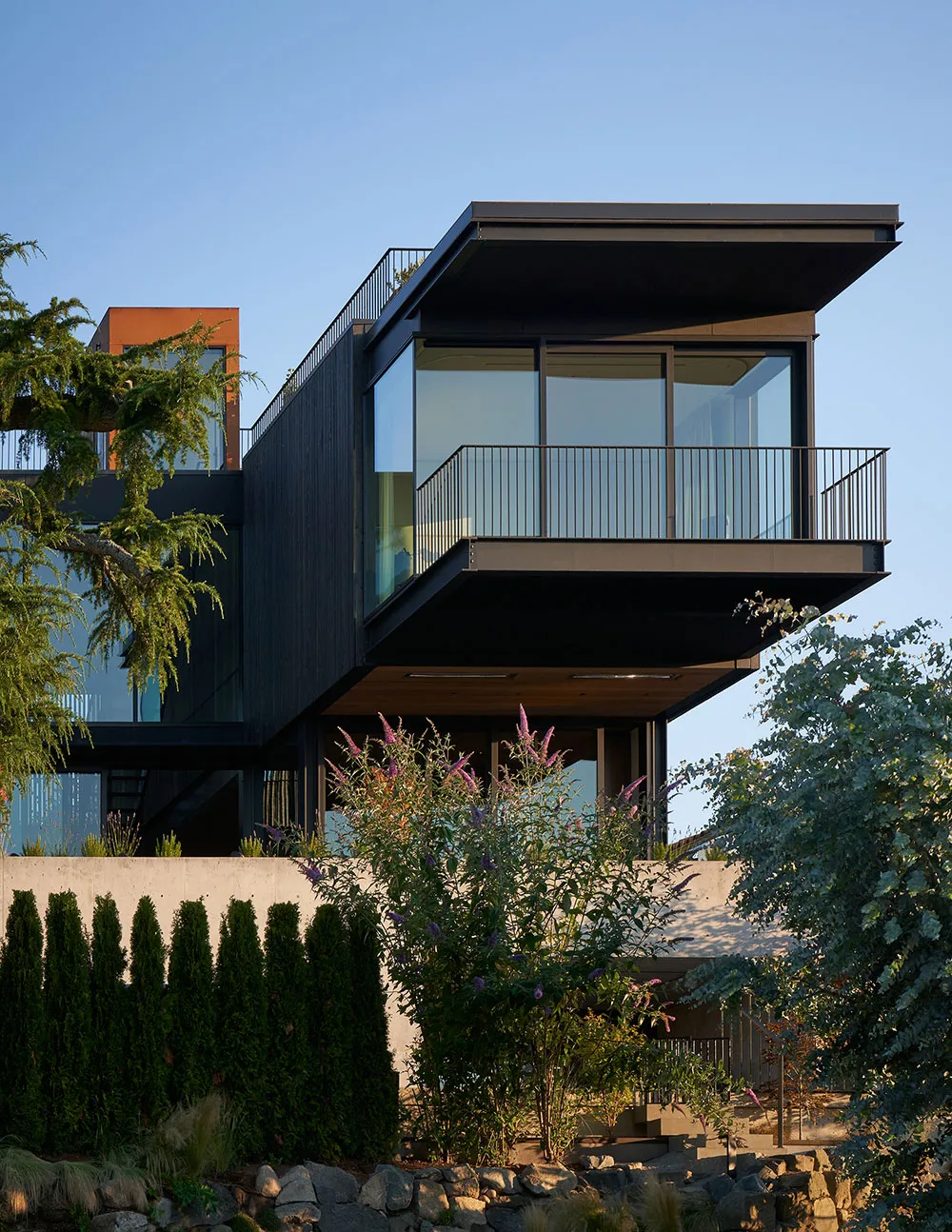 Современный дизайн во всей красоте: стильный и уютный дом с бассейном в Сиэтле - Gallery image 20