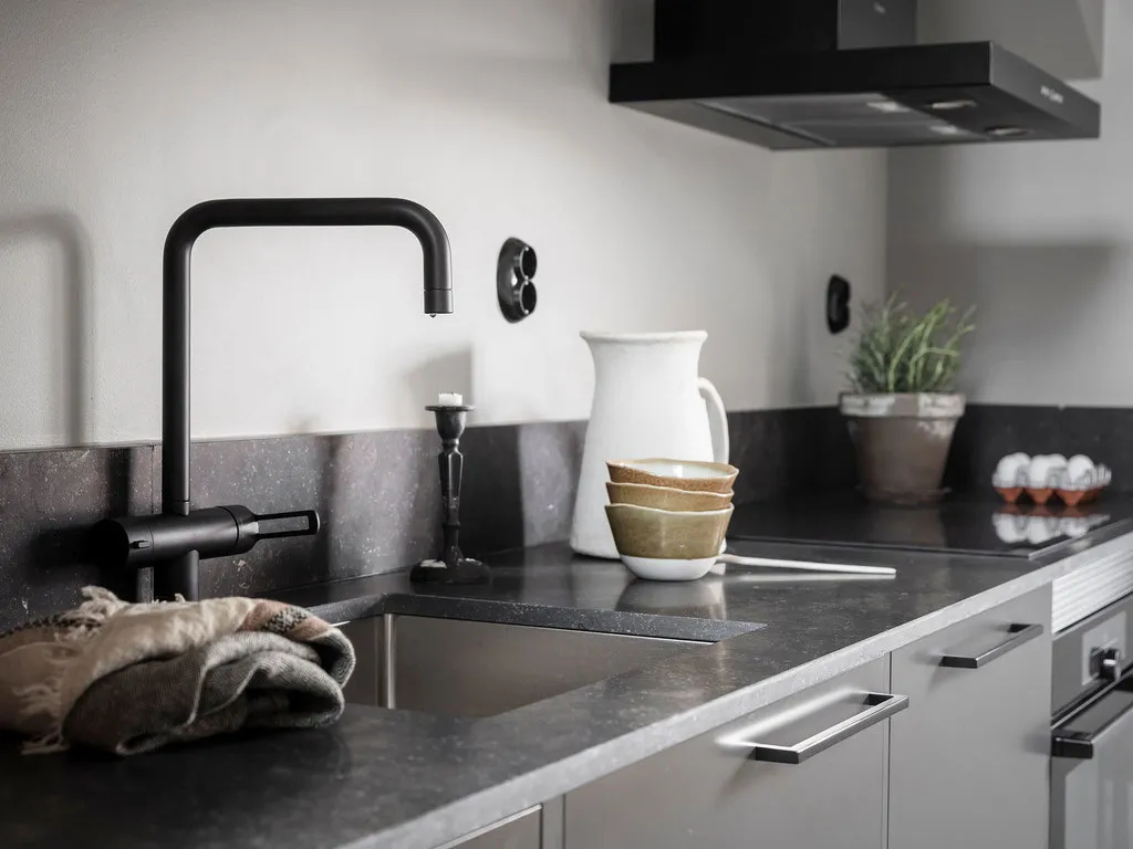 Stylowy czarno-biały интерьер małej mieszkania na dachu (34 m²) - Gallery image 8