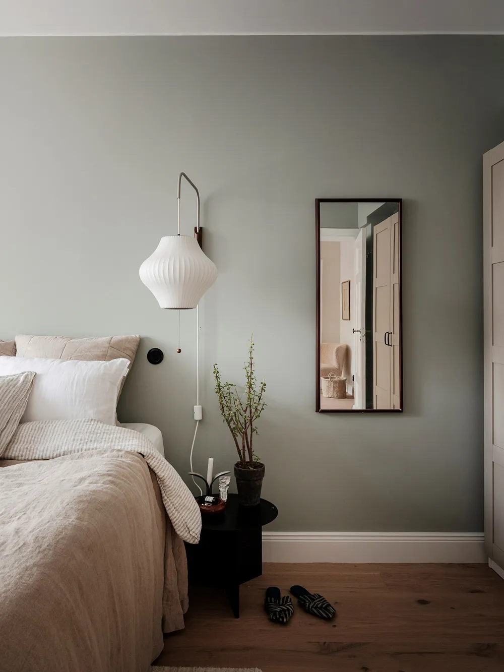 Приємний нейтральний інтер'єр у Швеції з теплими деталями (84 кв. м) - Gallery image 18