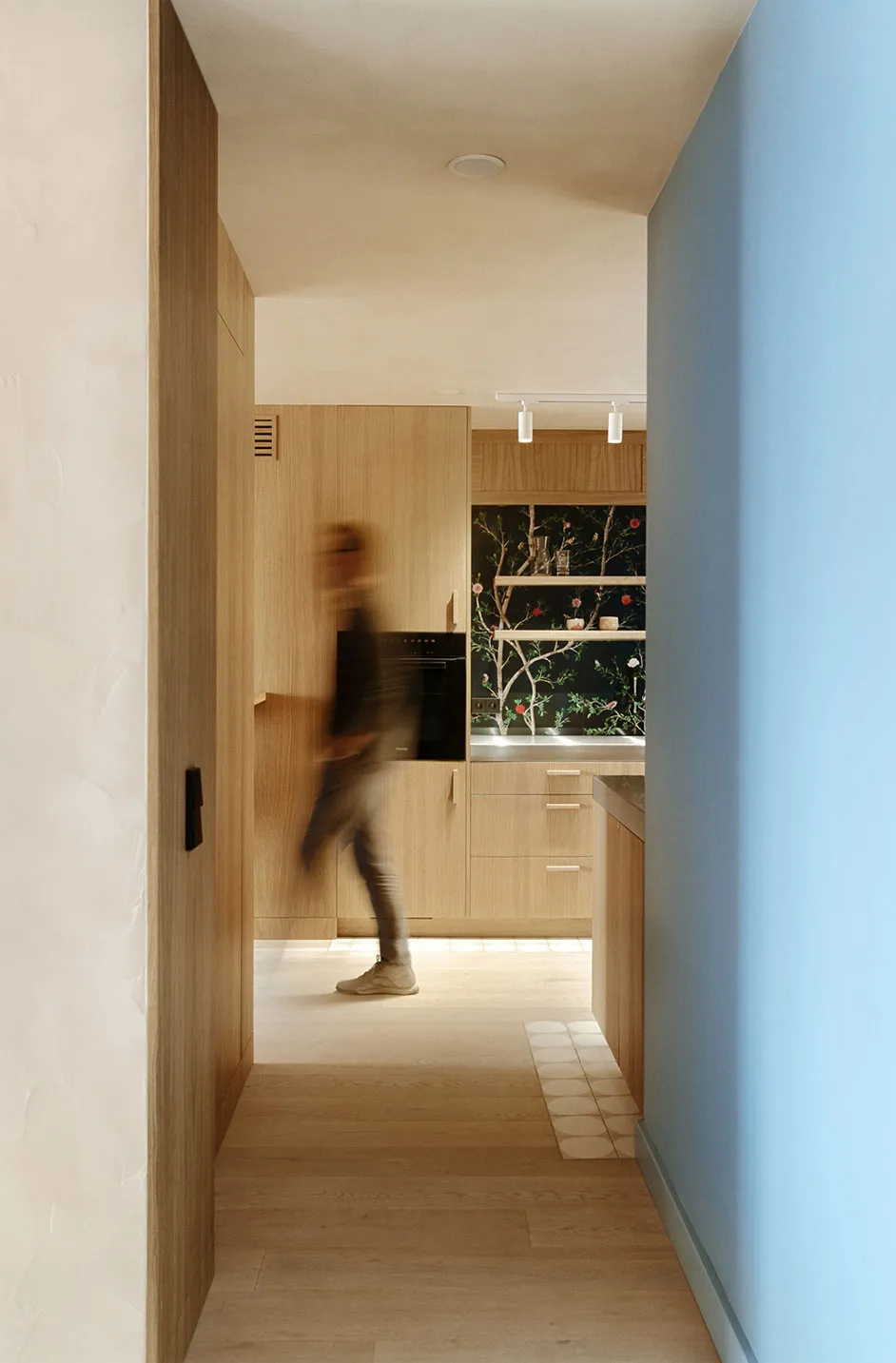 Тёплый современный дизайн с видом на 1000 лет истории: квартира в Гданьске - Gallery image 19