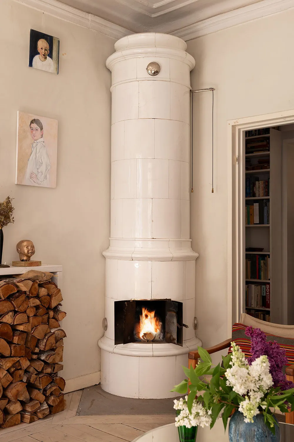 Drewniana piec i meble sztuczne: ciepły mieszkanie w Szwecji (78 m²) - Gallery image 6