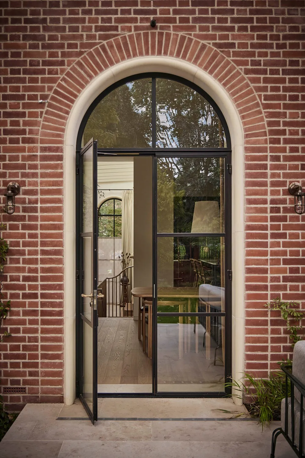 Тонкий микс стилей і атмосферні натуральні відтінки: будинок у Лондоні - Gallery image 9