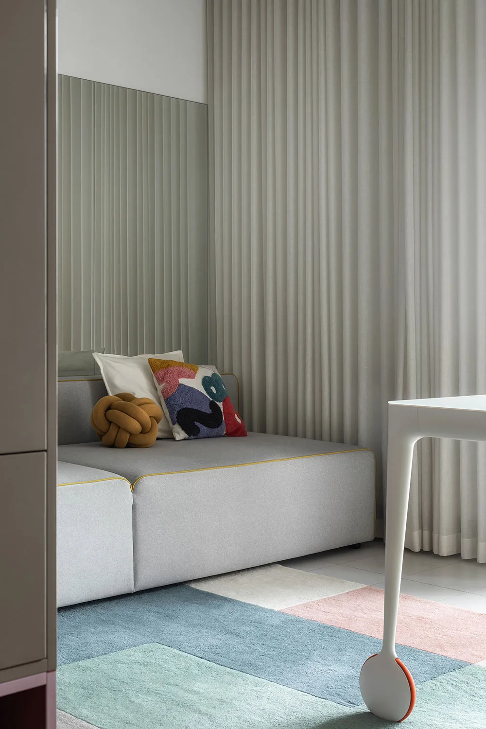 Pequeña habitación pastel con diseño de interior en Kiev para descanso y trabajo (38 m²) - Gallery image 7