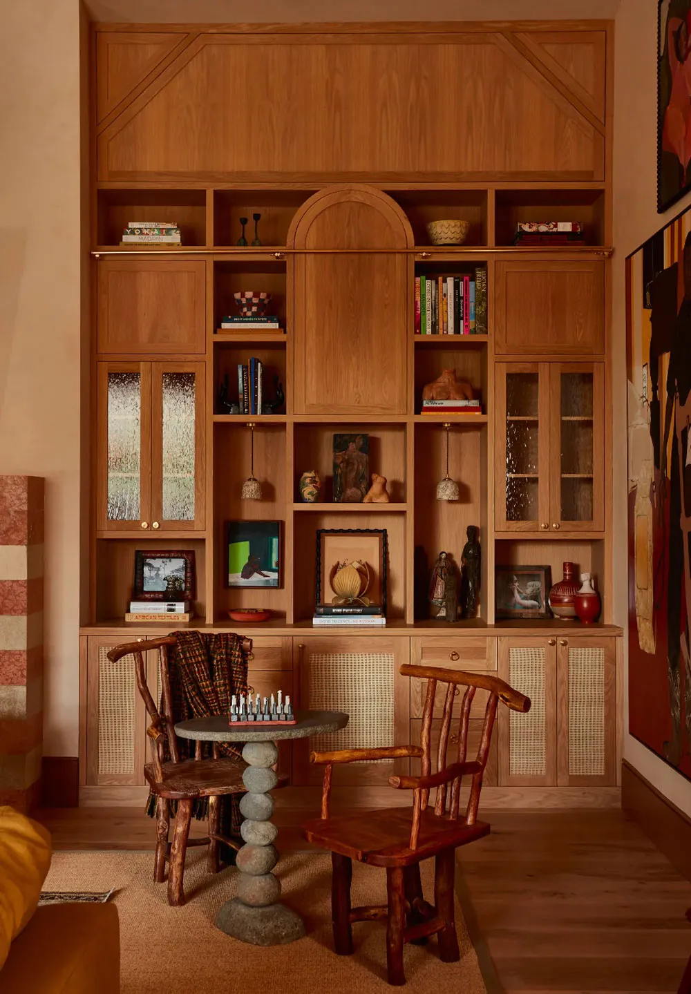 अधिकतमवादी सपना: मालिबू में दिलचस्प सजावट के साथ एक गर्म एवं आरामदायक घर - 4