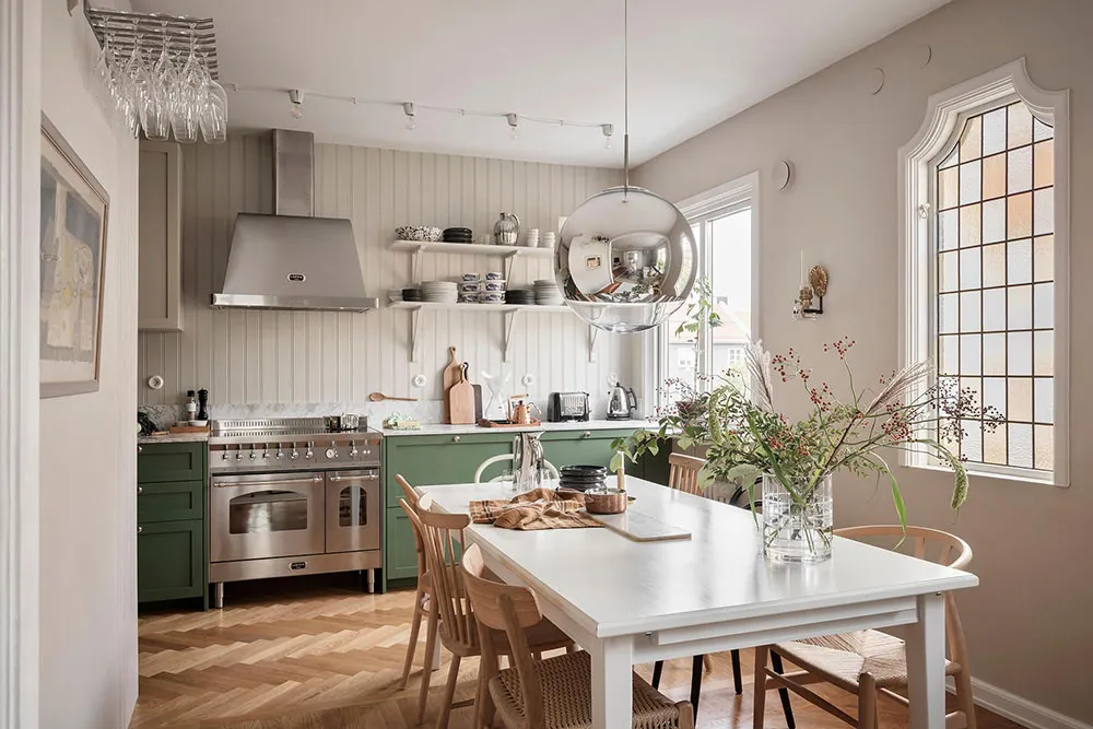 Schlafsofa in Punktmuster und Noten von gemütlichem Country-Stil: Wohnung in Göteborg (90 qm) - Gallery image 1