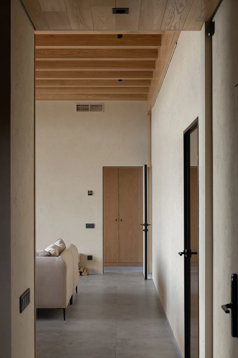 Теплий сучасний інтер'єр біля Дніпра - Gallery image 9