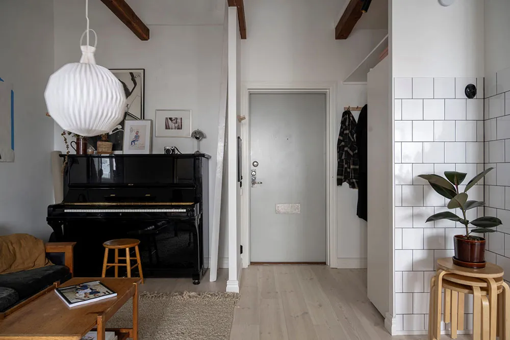 Stylowa mieszkania na dachu z belkami i czarnymi akcentami w dekoracji (45 m²) - 15