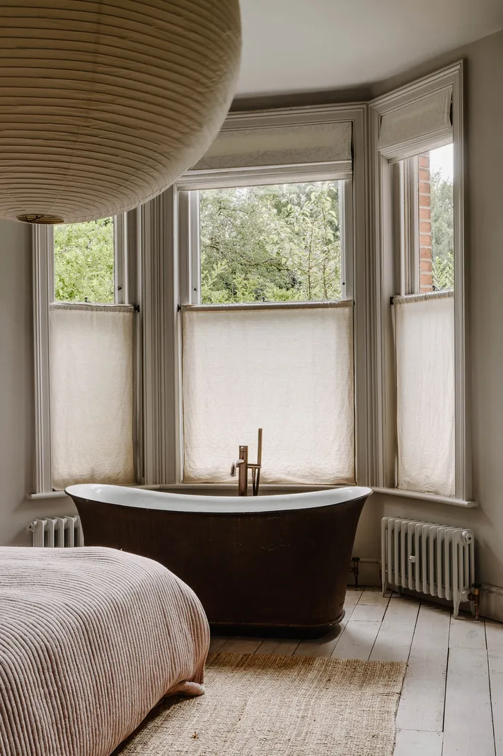 Przyjazne szaro-beżowe wnętrza wiktoriańskiego mieszkania w Anglii - Gallery image 14