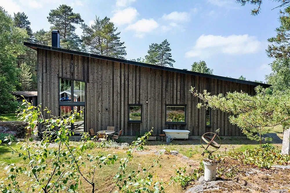 Moderne Hütte mit einflügiger Dachform und geräumiger Wohnzimmer - Gallery image 15