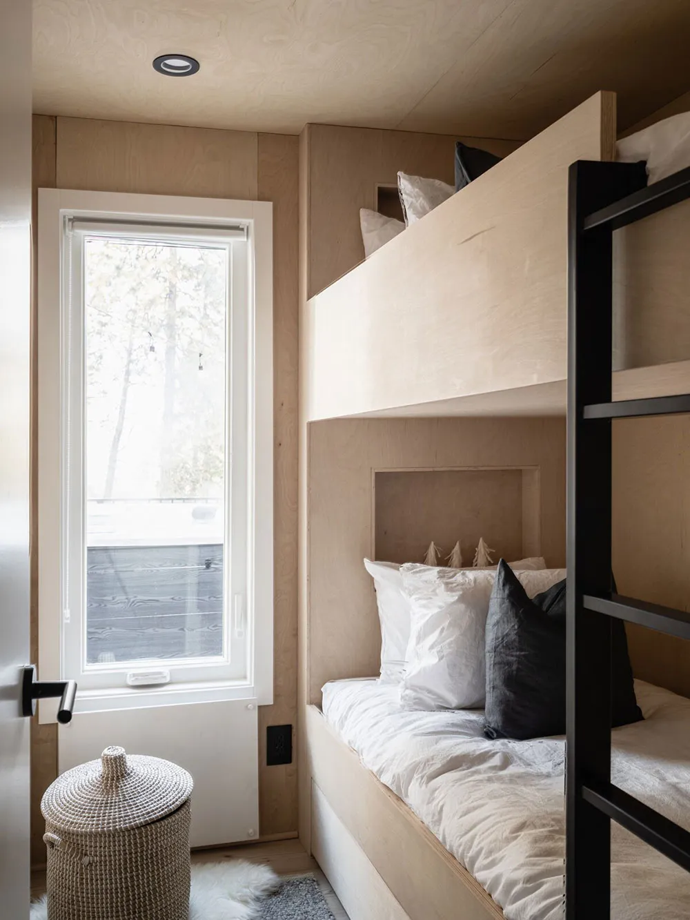 आधुनिक जंगली कैबिन वीकेंड के लिए किराये पर उपलब्ध है। - Gallery image 15