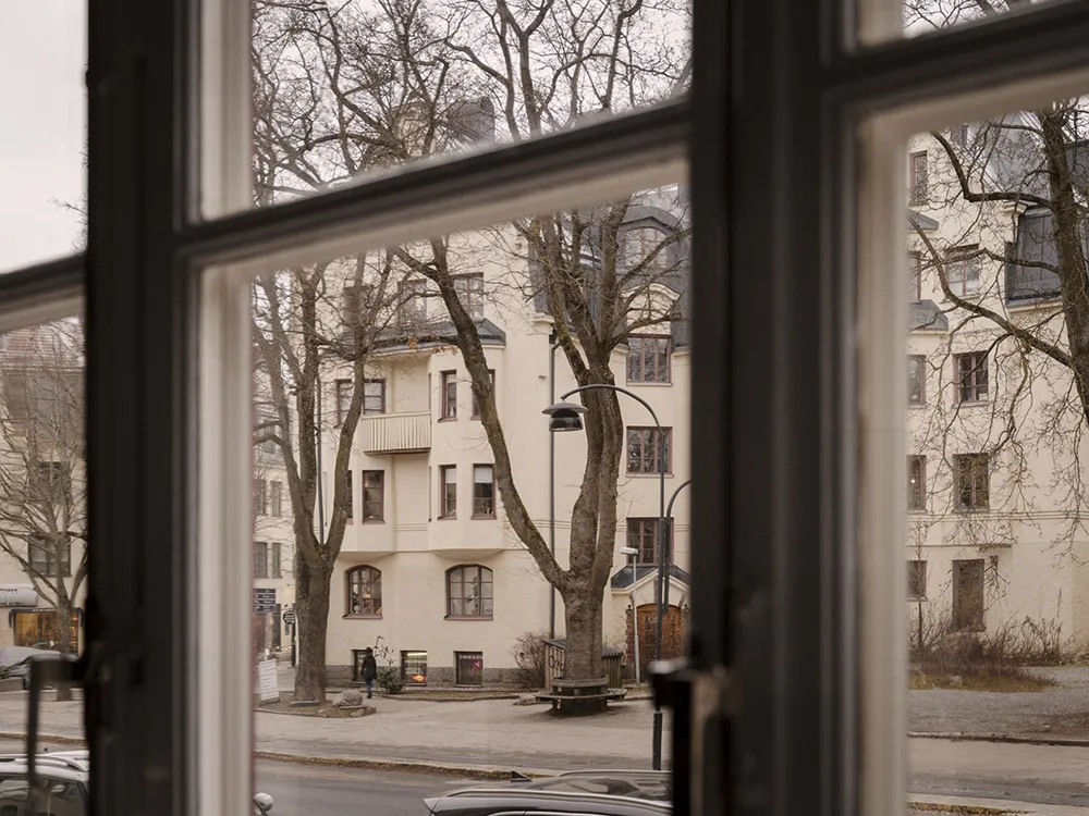 Приємний нейтральний інтер'єр у Швеції з теплими деталями (84 кв. м) - Gallery image 17