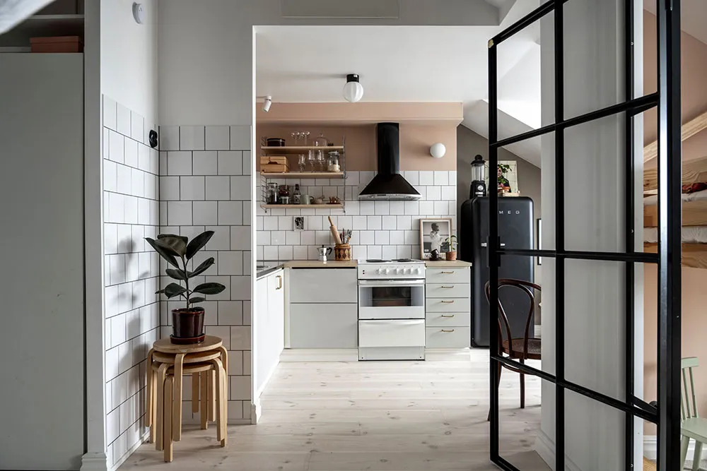 Stylowa mieszkania na dachu z belkami i czarnymi akcentami w dekoracji (45 m²) - 7