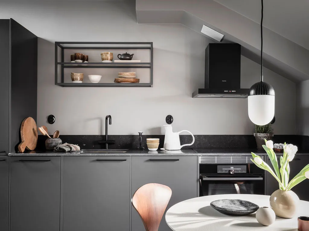 Stylowy czarno-biały интерьер małej mieszkania na dachu (34 m²) - Gallery image 7