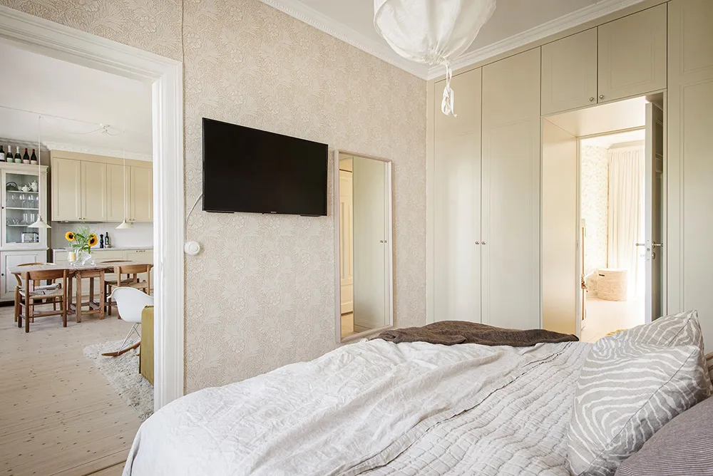 Teintes agréables de jaune dans un appartement scandinave lumineux (66 m²) - Gallery image 19