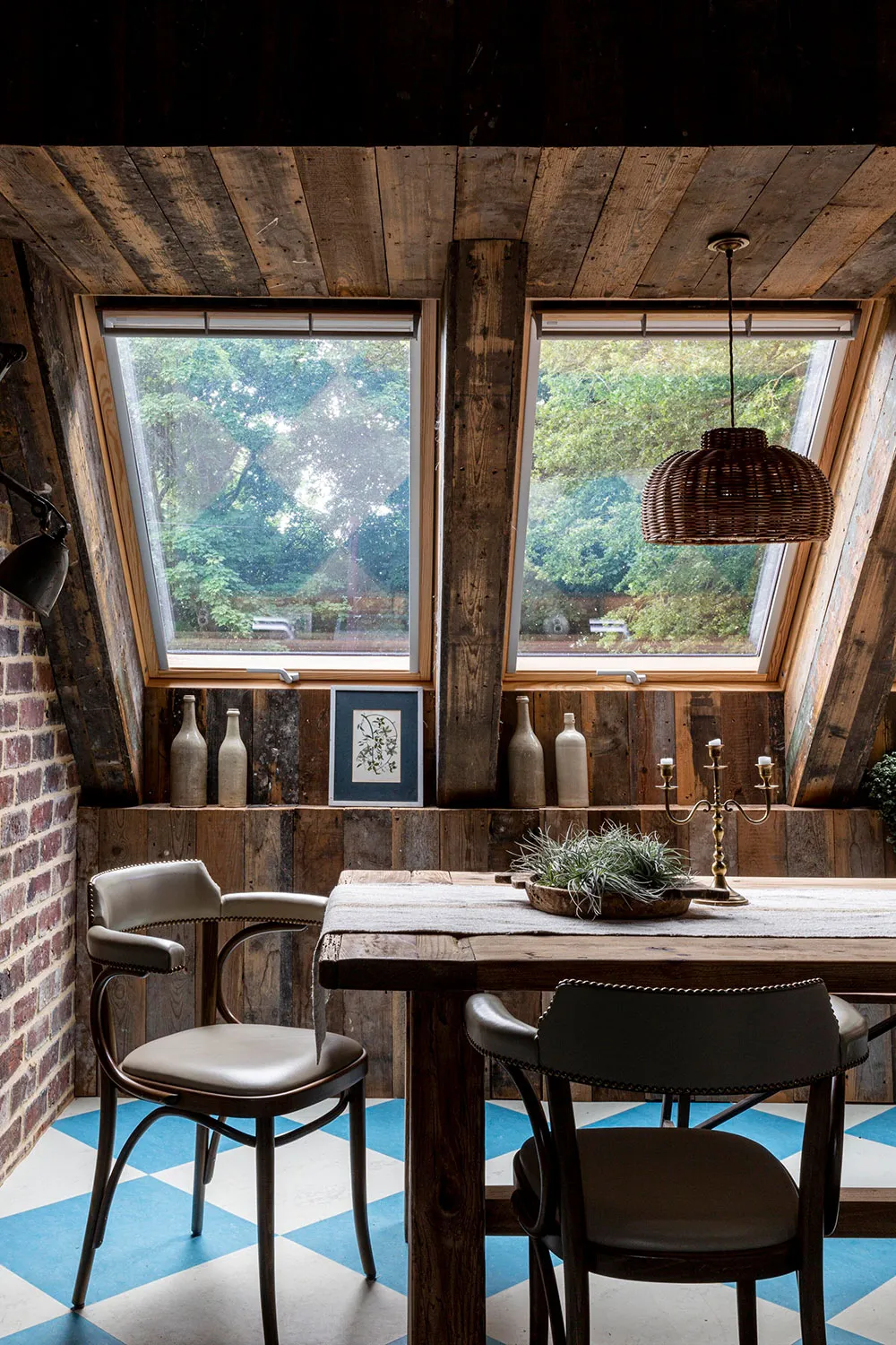 Beauty of Rough Wood and Brick: Cozy Barn in England - Gallery image 8