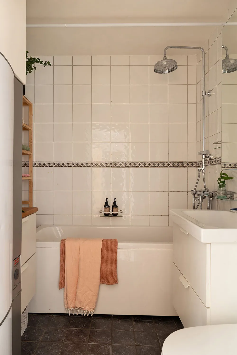 Drewniana piec i meble sztuczne: ciepły mieszkanie w Szwecji (78 m²) - Gallery image 17