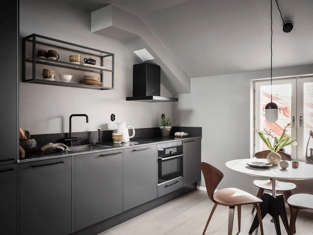 Stylowy czarno-biały интерьер małej mieszkania na dachu (34 m²) - Gallery image 6